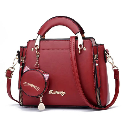 Une élégante et minimaliste sac à bandoulière pour femmes avec un style haut de gamme, doté d'une poignée en métal et d'une fermeture à glissière pratique, parfait pour les sorties avec des poches multiples pratiques pour un stockage organisé.