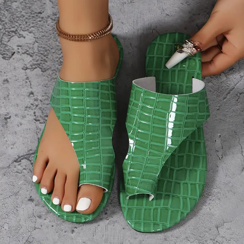 Sandales plates d'été pour femmes avec boucle métallique, idéales pour une tenue décontractée et légère.