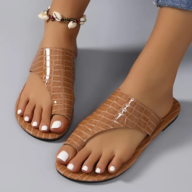 Sandales plates d'été pour femmes avec boucle métallique, idéales pour une tenue décontractée et légère.