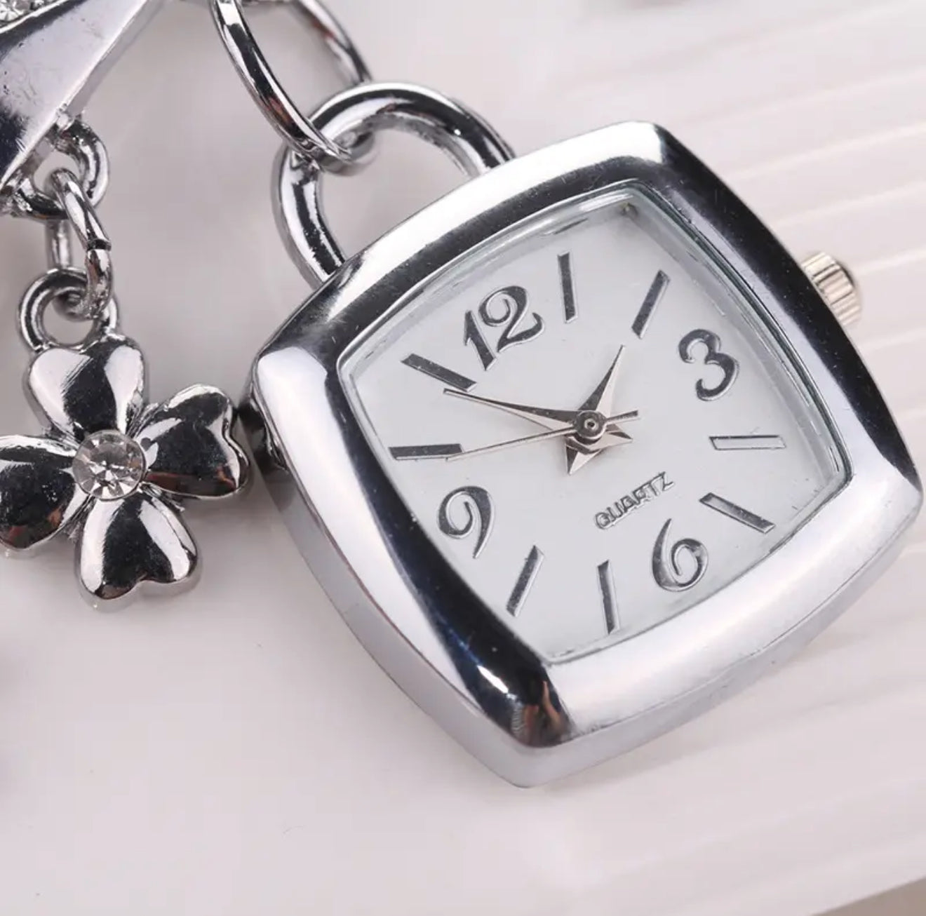 Bracelet de montre décontracté en acier inoxydable pour fille, bracelet de montre pour fille, bracelet de montre de luxe avec cœur, style amour, bracelet en strass, cadeau de Noël et du Nouvel An
