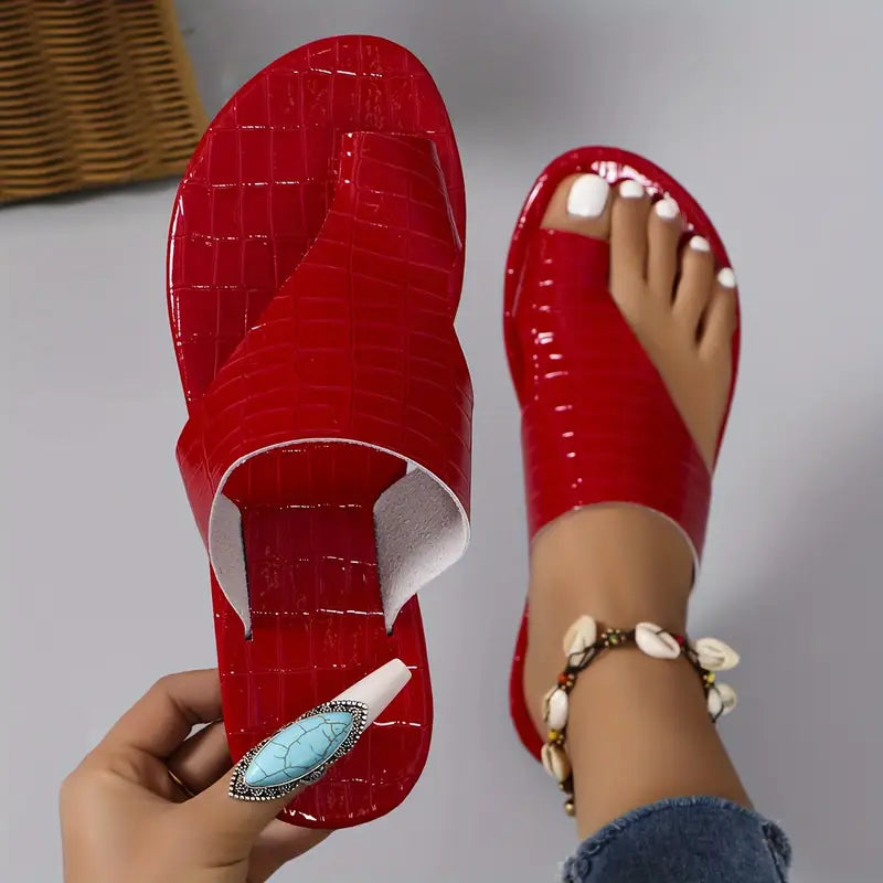 Sandales plates d'été pour femmes avec boucle métallique, idéales pour une tenue décontractée et légère.