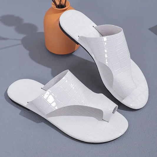 Sandales plates d'été pour femmes avec boucle métallique, idéales pour une tenue décontractée et légère.
