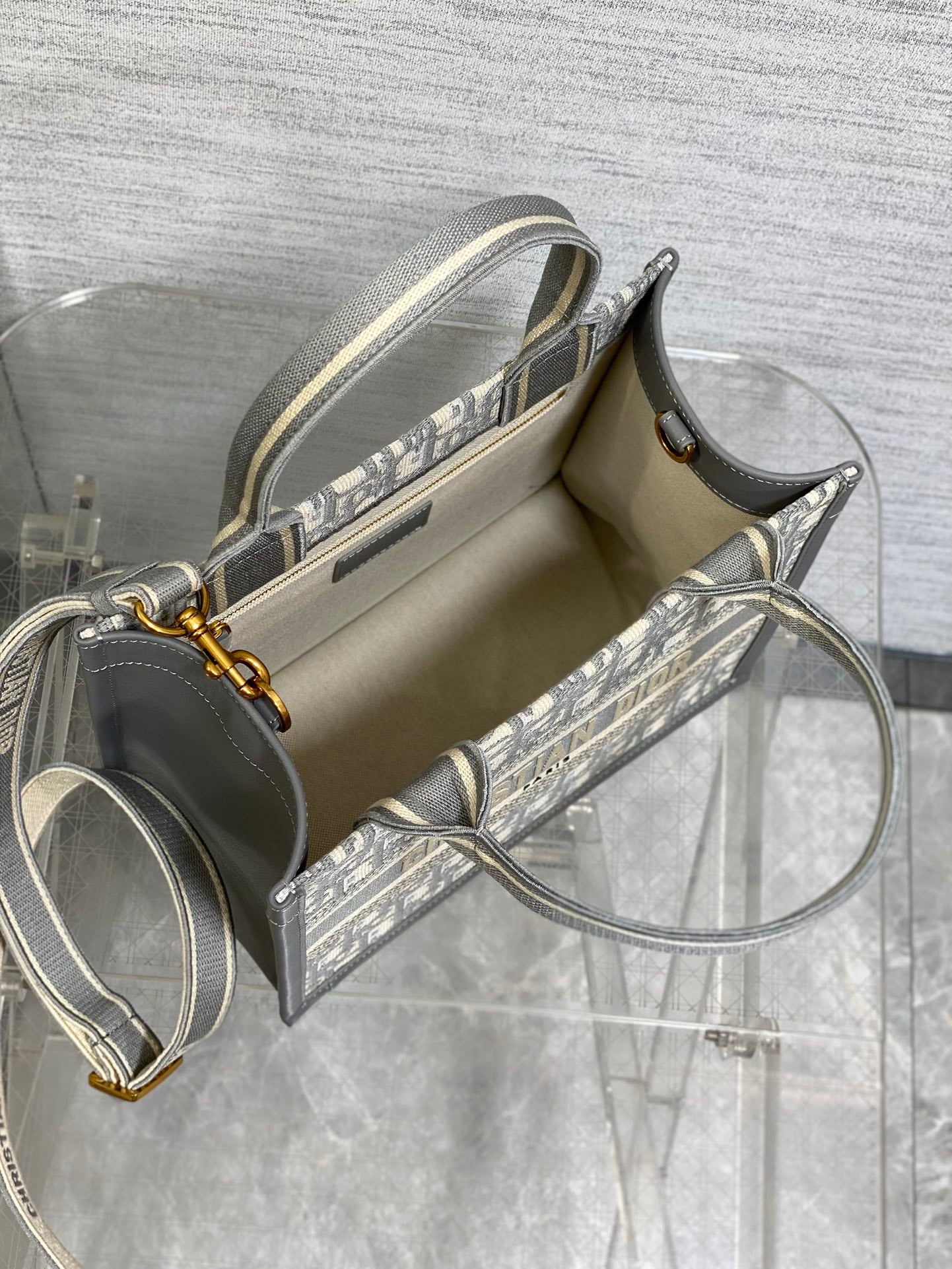Premium Original Bags Luggage – Travel with Confidence! (CD) 🌍✈️