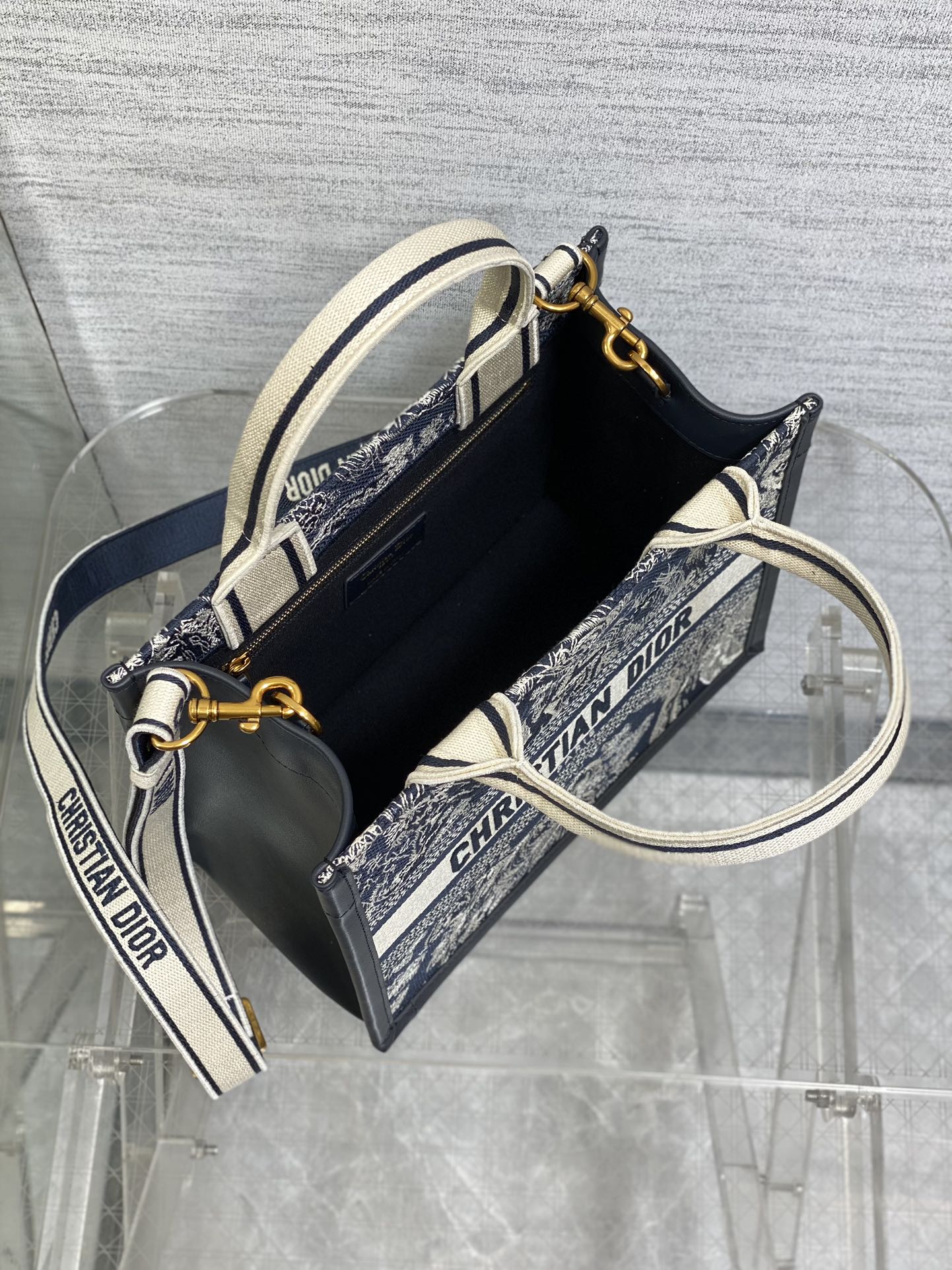 Premium Original Bags Luggage – Travel with Confidence! (CD) 🌍✈️